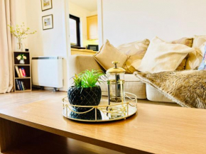 Beautiful & Spacious 2-Bed Flat in City Centre with Free Parking